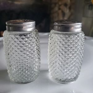 Vtg. Salt&pepper  shacker
